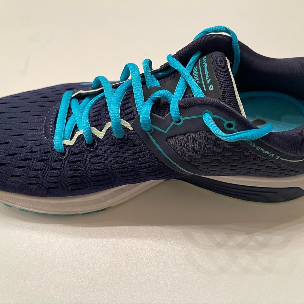 Wow look at these ladies Brook shoes! A must have!
